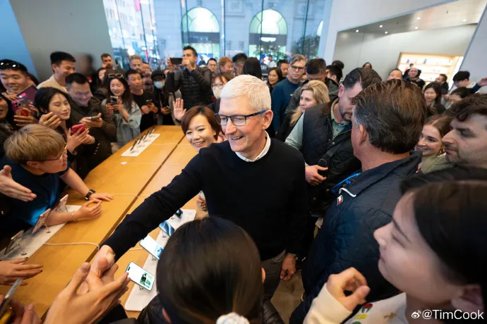Apple's CEO makes an appearance in Shanghai